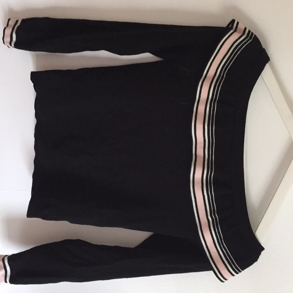Off the shoulder black ribbed top.